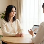 肌の相談をする40代の女性(イメージ)